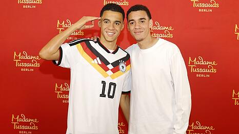Jamal Musiala stand f&uuml;r seinen Doppelg&auml;nger vier Stunden Modell.