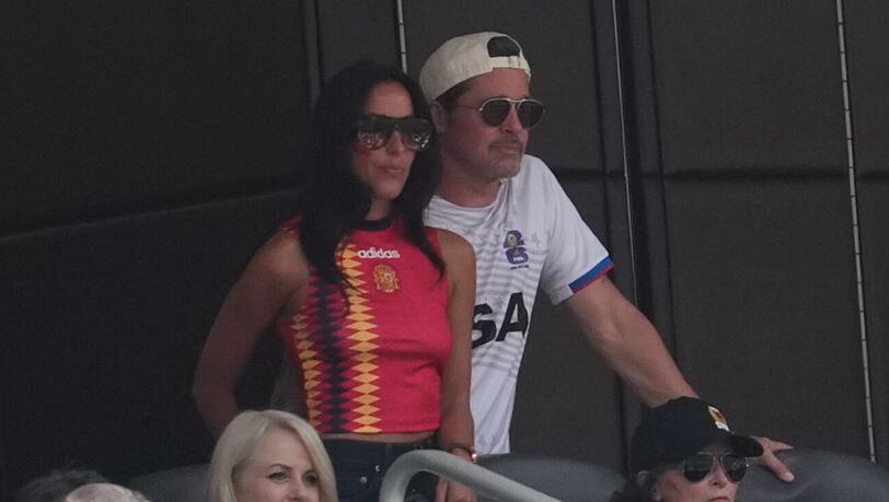 Brad Pitt und Ines de Ramo beim WM-Viertelfinale. Brad Pitt und Ines de Ramo beim WM-Viertelfinale.