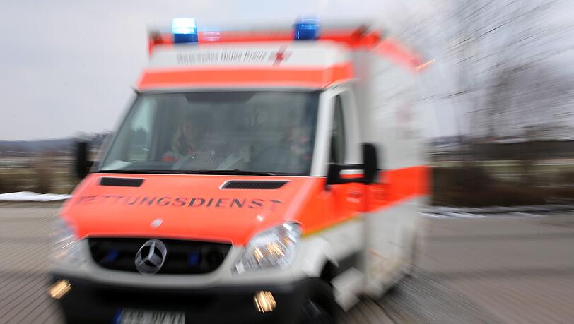 Der Rettungsdienst brachte den Jugendlichen in ein Krankenhaus. (Symbolbild) Der Rettungsdienst brachte den Jugendlichen in ein Krankenhaus. (Symbolbild)