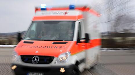 Der Rettungsdienst brachte den Jugendlichen in ein Krankenhaus. (Symbolbild)