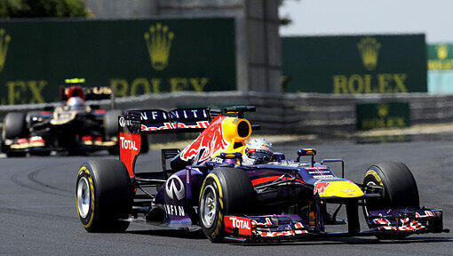 Der deutsche Red-Bull-Fahrer Sebastian Vettel steuert sein Auto über den Hungaroring in Mogyorod. Der deutsche Red-Bull-Fahrer Sebastian Vettel steuert sein Auto über den Hungaroring in Mogyorod.