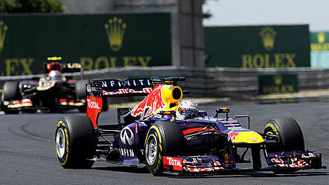 Der deutsche Red-Bull-Fahrer Sebastian Vettel steuert sein Auto über den Hungaroring in Mogyorod.