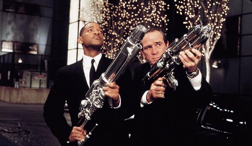 Will Smith (links) und Tommy Lee Jones spielten die Agenten in schwarzen Anzügen in drei Filmen: "Men in Black" (1997), "Men in Black II" (2002) und "Men in Black III" (2012).
