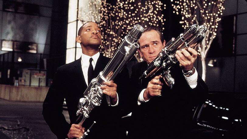 Will Smith (links) und Tommy Lee Jones spielten die Agenten in schwarzen Anzügen in drei Filmen: "Men in Black" (1997), "Men in Black II" (2002) und "Men in Black III" (2012).