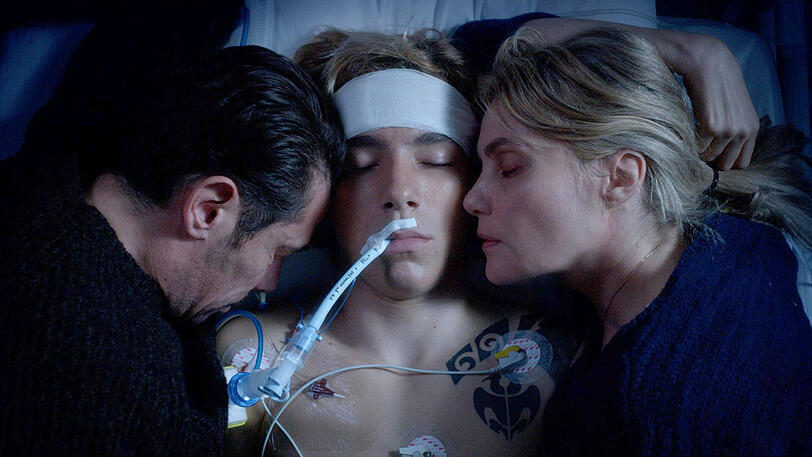 Marianne (Emmanuelle Seigner) und Vincent (Kool Shen) suchen verzweifelt die Nähe zu Ihrem Sohn Simon (Gabin Verdet).