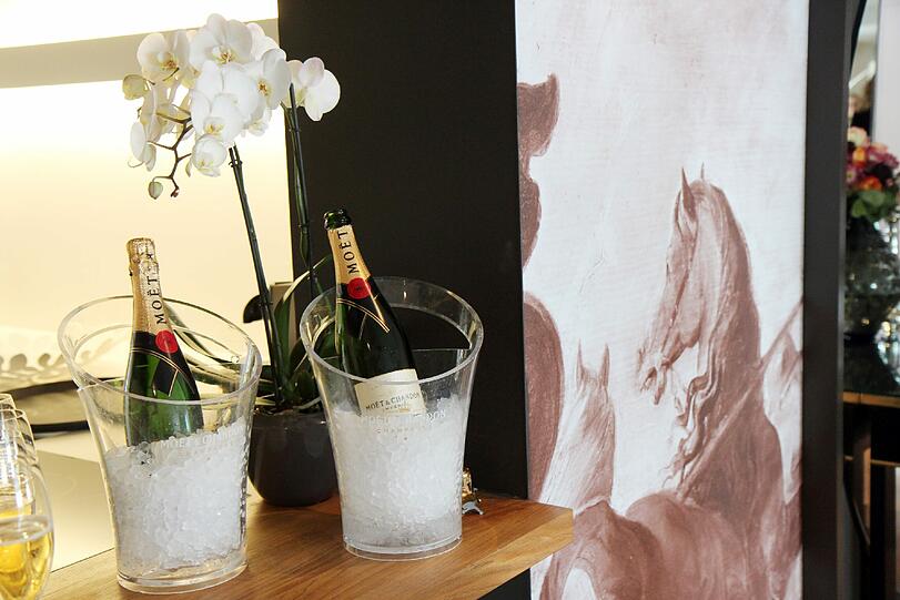 Der Champagner steht stets griffbereit: die Präsidentensuite im &bdquo;Vier Jahreszeiten&ldquo;.