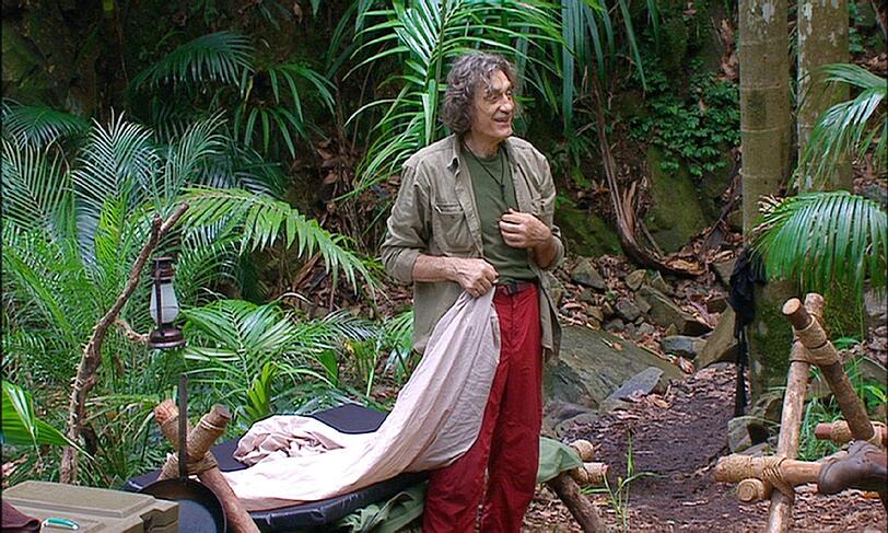 Immer wieder überlegen die Camper, wer beim Finale dabei sein wird. Winfried Glatzeder: 'Wer ist hier der Publikumsliebling? Das ist Larissa, wirklich. Sie ist die Königin und ich bin ihr Hofnarr.'