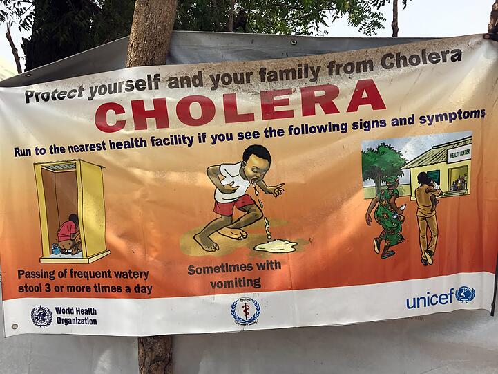 Die Cholera ist &ndash; vor allem in Indien und Pakistan &ndash; noch immer nicht ausgerottet. Dieses Plakat informiert mit drastischen Bildern über die Symptome der Krankheit.