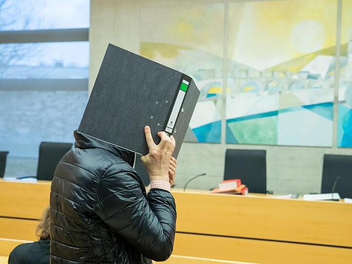 Ein wegen Missbrauchs von Kindern angeklagter Logopäde steht im Gerichtssaal. Foto: Daniel Karmann/dpa