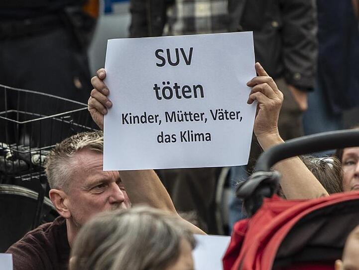 Trauer und Zorn: Ein Teilnehmer der Mahnwache in Berlin mit der Anklage "SUV töten Kinder, Mütter, Väter, das Klima".