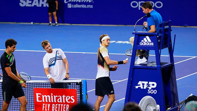 Alexander Zverev schmettert seinen Schläger gegen den Stuhl des Schiedsrichters.