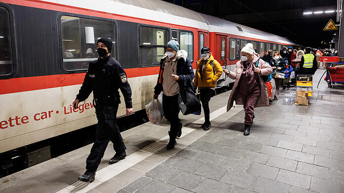 Am Münchner Hauptbahnhof wird die Schalterhalle des Starnberger Flügelbahnhofs zur zentralen Anlaufstelle für die Geflüchteten aus der Ukraine. (Archivbild)