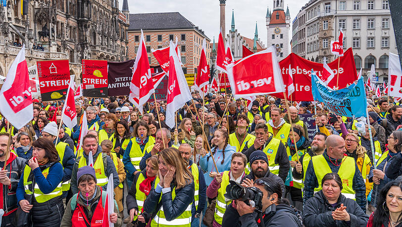 Tausende Streikende nahmen am Dienstag an der Kundgebung am Marienplatz teil. Tausende Streikende nahmen am Dienstag an der Kundgebung am Marienplatz teil.