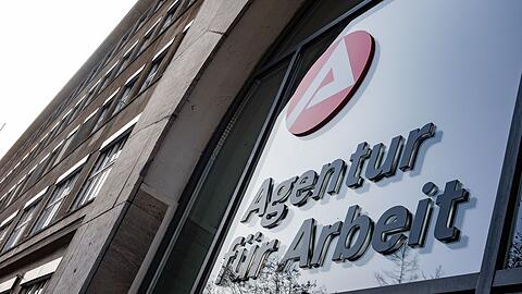 "Agentur für Arbeit" hängt über dem Eingang der Bundesagentur.