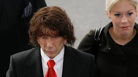 Phil Spector und seine Frau vergangenen Montag auf dem Weg zum Gericht.