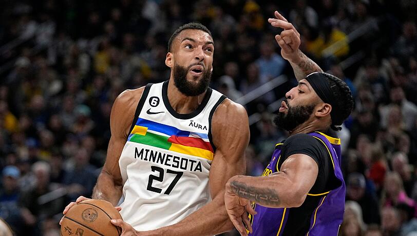 Rudy Gobert (l) ist nach 2018, 2019 und 2021 erneut zum besten NBA-Verteidiger gewählt worden.
