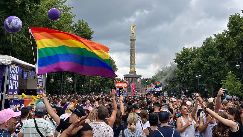 Der Christopher Street Day ist in Berlin ein Großevent - diesmal ohne das Regenbogennetzwerk der Bundestagsverwaltung. (Archivbild)