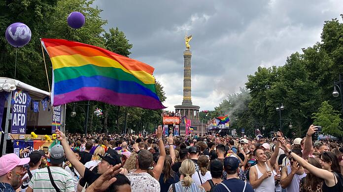 Der Christopher Street Day ist in Berlin ein Großevent - diesmal ohne das Regenbogennetzwerk der Bundestagsverwaltung. (Archivbild)