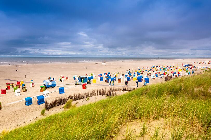 Für eine erfrischende Coolcation muss die Reise nicht zwangsläufig ins Ausland führen. Die deutsche Nordseeküste sowie die Nord- und Ostfriesischen Inseln bieten ideale Bedingungen für alle, die eine frische Meeresbrise lieber mögen als drückende Sommerhitze. Besonders die Inseln profitieren vom ausgleichenden Einfluss der Nordsee und bleiben auch in den heißesten Monaten angenehm mild. Für eine erfrischende Coolcation muss die Reise nicht zwangsläufig ins Ausland führen. Die deutsche Nordseeküste sowie die Nord- und Ostfriesischen Inseln bieten ideale Bedingungen für alle, die eine frische Meeresbrise lieber mögen als drückende Sommerhitze. Besonders die Inseln profitieren vom ausgleichenden Einfluss der Nordsee und bleiben auch in den heißesten Monaten angenehm mild.