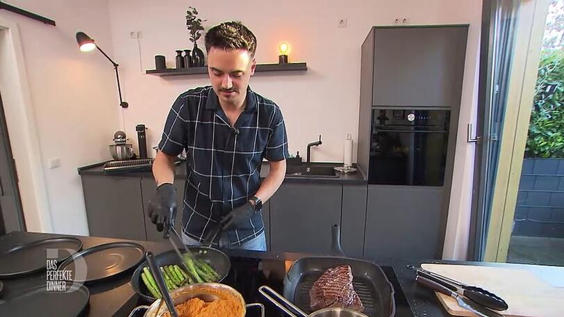 Dass Patrick das Rind in der Grillpfanne anbrät, dürfte Frederik erfreuen. Dass Patrick das Rind in der Grillpfanne anbrät, dürfte Frederik erfreuen.