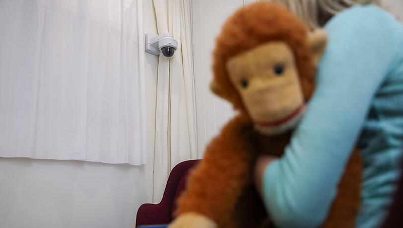 In Oberfranken soll ein Pfleger Behinderte sexuell missbraucht haben, darunter Kinder. (Symbolbild) In Oberfranken soll ein Pfleger Behinderte sexuell missbraucht haben, darunter Kinder. (Symbolbild)