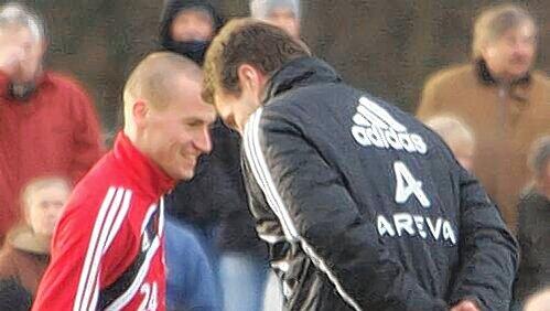 Zwei, die sich viel zu sagen hatten: Leistungsträger Peer Kluge (links) und Club-Trainer DieterHecking. Zwei, die sich viel zu sagen hatten: Leistungsträger Peer Kluge (links) und Club-Trainer DieterHecking.