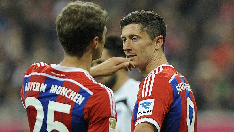 Bei Bayern Teamkollegen, am Samstag Rivalen: Thomas Müller und Robert Lewandowski. Bei Bayern Teamkollegen, am Samstag Rivalen: Thomas Müller und Robert Lewandowski.