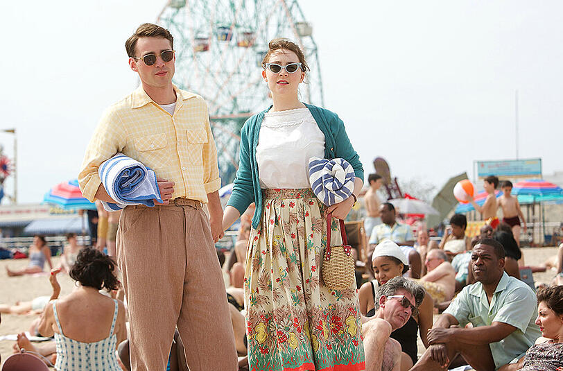 Saoirse Ronan als Eilis und Emory Cohen als Tony.