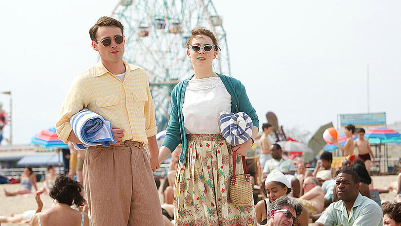 Saoirse Ronan als Eilis und Emory Cohen als Tony. Saoirse Ronan als Eilis und Emory Cohen als Tony.