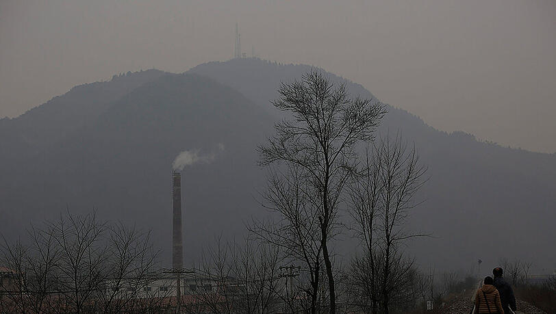 Der Luftindex für den gefährlichen Feinstaub kleiner als 2,5 Mikrometer (PM2,5) stieg am zweiten Tag in Folge auf mehr als 400. Foto: Wu Hong Der Luftindex für den gefährlichen Feinstaub kleiner als 2,5 Mikrometer (PM2,5) stieg am zweiten Tag in Folge auf mehr als 400. Foto: Wu Hong