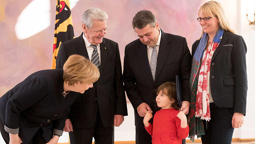 Stiehlt dem Papa ein bisschen die Show: Die vierjährige Marie ist am Freitag bei der Amtseinführung ihres Vaters Sigmar Gabriel im Schloss Bellevue mit dabei. Bundeskanzlerin Angela Merkel scheint entzückt zu sein, Bundespräsident Gauck lächelt – genau wie Mutter Anke Gabriel. Stiehlt dem Papa ein bisschen die Show: Die vierjährige Marie ist am Freitag bei der Amtseinführung ihres Vaters Sigmar Gabriel im Schloss Bellevue mit dabei. Bundeskanzlerin Angela Merkel scheint entzückt zu sein, Bundespräsident Gauck lächelt – genau wie Mutter Anke Gabriel.