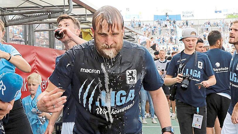 Der biergeduschte "Vater des Erfolges": Löwen-Trainer Daniel Bierofka.