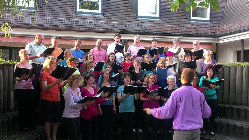 Er singt gemeinsam mit den Münchnern "Changing Voices".