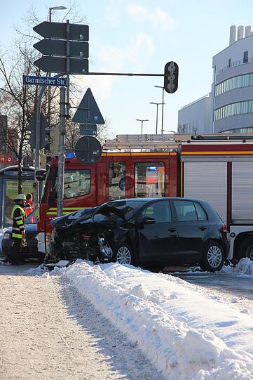 Bei dem Unfall auf der Garmischer Straße wurden insgesamt vier Menschen verletzt.
