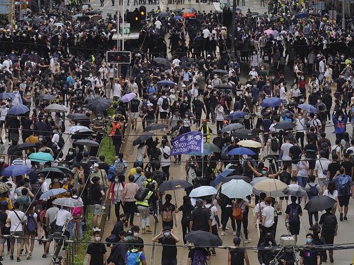 Zahlreiche Demonstranten gingen am Wochenende in Hongkong gegen Pekings geplantes Sicherheitsgesetz auf die Straße.