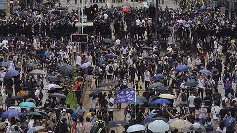 Zahlreiche Demonstranten gingen am Wochenende in Hongkong gegen Pekings geplantes Sicherheitsgesetz auf die Straße.