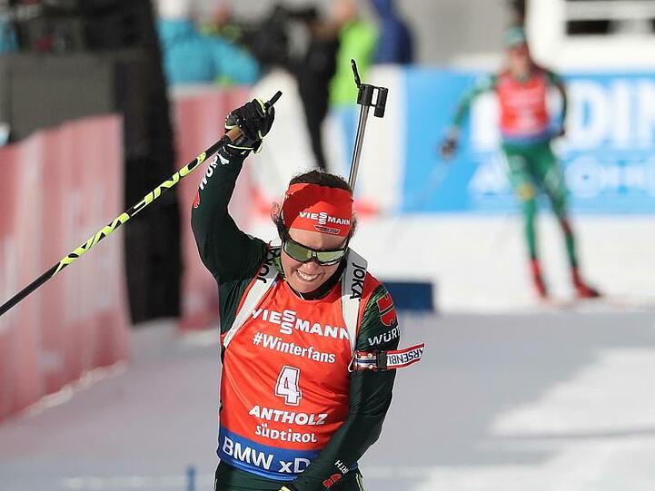 Laura Dahlmeier feiert ihren zweiten Platz in Antholz.