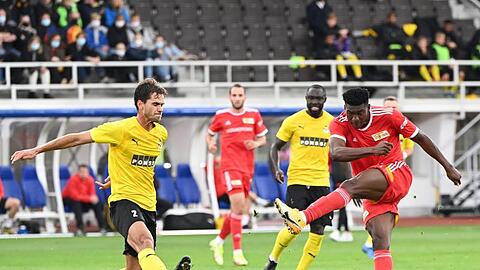 Unions Taiwo Awoniyi (r) trifft in der 31. Spielminute zum 3:0 aus Berliner Sicht - die Vorentscheidung.