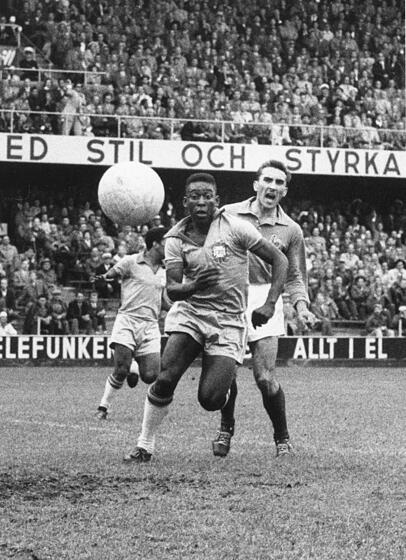 Mit 17 Jahren holt Pelé 1958 erstmals den WM-Titel. Mit 17 Jahren holt Pelé 1958 erstmals den WM-Titel.