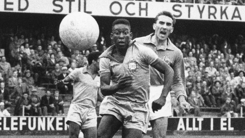 Mit 17 Jahren holt Pelé 1958 erstmals den WM-Titel. Mit 17 Jahren holt Pelé 1958 erstmals den WM-Titel.