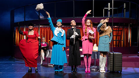Luise Deborah Daberkow (links), Brigitte Cuvelier, Jan Meeno Jürgens, Steffen Link, Liv Stapelfeld, Lorenz Hochhuth spielen in "Pension SchöllerInn" im Münchner Volkstheater.