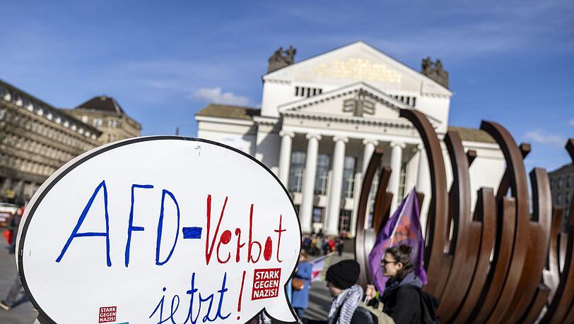 Vor dem Stadttheater Duisburg: Teilnehmer einer Demonstration gegen Rechts unter dem Motto "Duisburg ist echt bunt" fordern Anfang März ein AfD-Verbot. Historiker und Publizist Michael Wolffsohn lehnt ein Verbot ab. Es wäre seiner Ansicht nach eine "politische Bankrotterklärung". Vor dem Stadttheater Duisburg: Teilnehmer einer Demonstration gegen Rechts unter dem Motto "Duisburg ist echt bunt" fordern Anfang März ein AfD-Verbot. Historiker und Publizist Michael Wolffsohn lehnt ein Verbot ab. Es wäre seiner Ansicht nach eine "politische Bankrotterklärung".