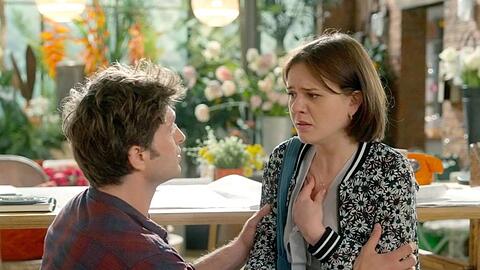 "Rote Rosen": Jess (r.) hat in Elyas' Gegenwart eine Panikattacke.