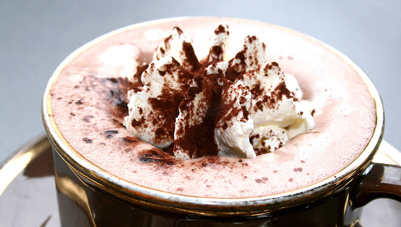 Eine Tasse hei&szlig;e Schokolade schmeckt im Winter am besten.