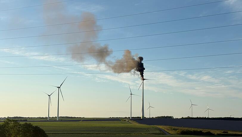 Schwarzer Rauch ging vom Windrad an der A7 aus. Schwarzer Rauch ging vom Windrad an der A7 aus.