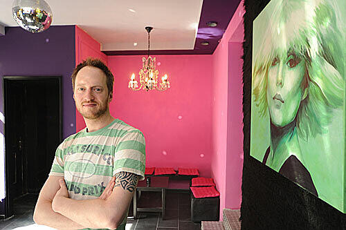 Bar-Chef Arne Brach und sein neues Baby: Am Wochenende eröffnet das neue &bdquo;Jennifer Parks&ldquo; in der Holzstraße. Bislang war die Bar in der Marienstraße angesiedelt.