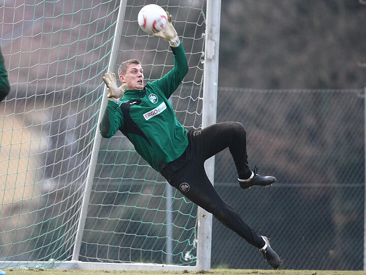 Nach &bdquo;Wahnsinns-Trainingsprogramm in der Winterpause topft&ldquo;: Der neue Kleeblatt-Keeper Alex Walke bei seiner ersten Flugstunde gestern im Ronhof.
