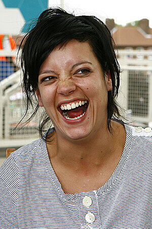 Leider nicht als Fotobeweis: Sängerin Lilly Allen soll drei Brustwarzen haben. Interessant!