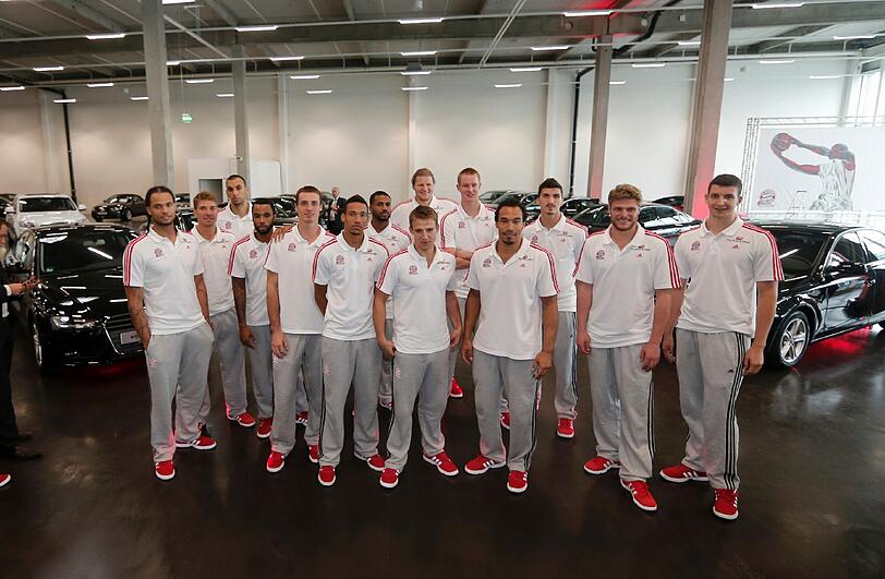 Bayernspieler bei der  Audi Übergabe in Eching