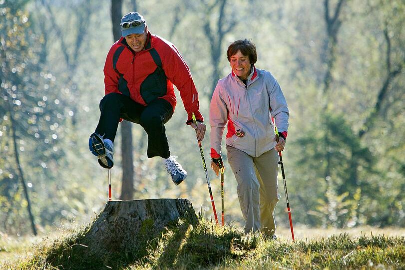 Christian Neureuther und Rosi Mittermaier beim Nordic-Walking